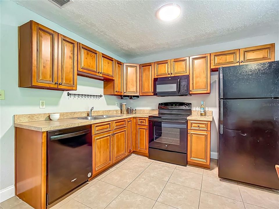 Activo con contrato: $269,900 (4 camas, 2 baños, 1360 Pies cuadrados)