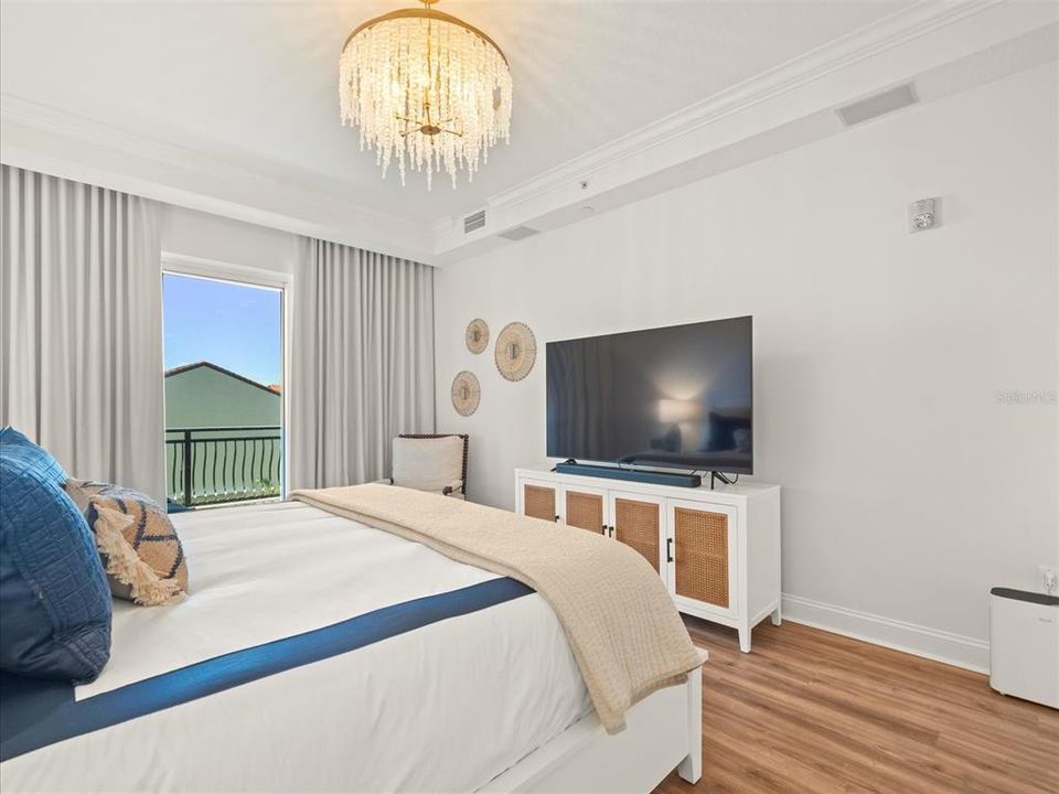 Activo con contrato: $4,500 (3 camas, 3 baños, 2491 Pies cuadrados)