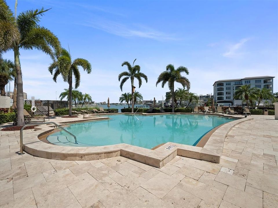 Activo con contrato: $4,500 (3 camas, 3 baños, 2491 Pies cuadrados)