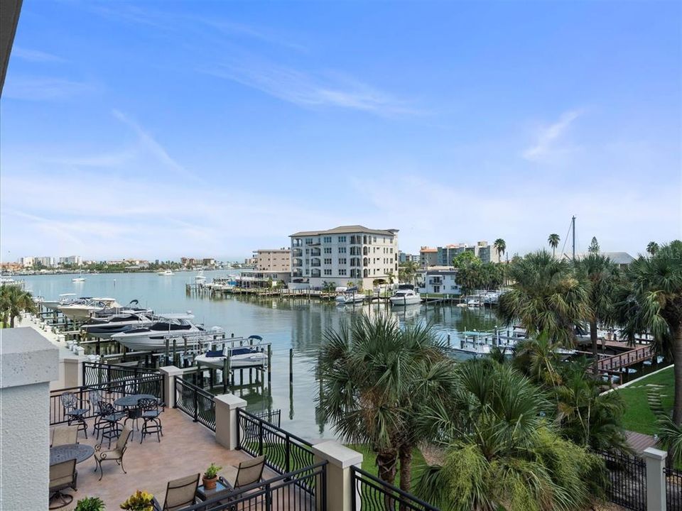 Activo con contrato: $4,500 (3 camas, 3 baños, 2491 Pies cuadrados)