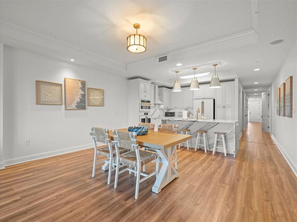 Activo con contrato: $4,500 (3 camas, 3 baños, 2491 Pies cuadrados)