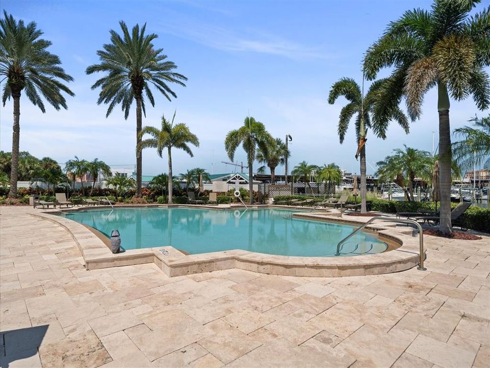 Activo con contrato: $4,500 (3 camas, 3 baños, 2491 Pies cuadrados)