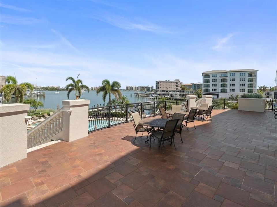 Activo con contrato: $4,500 (3 camas, 3 baños, 2491 Pies cuadrados)