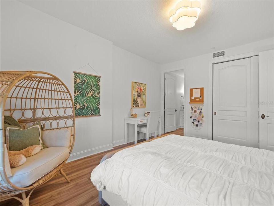 Activo con contrato: $4,500 (3 camas, 3 baños, 2491 Pies cuadrados)