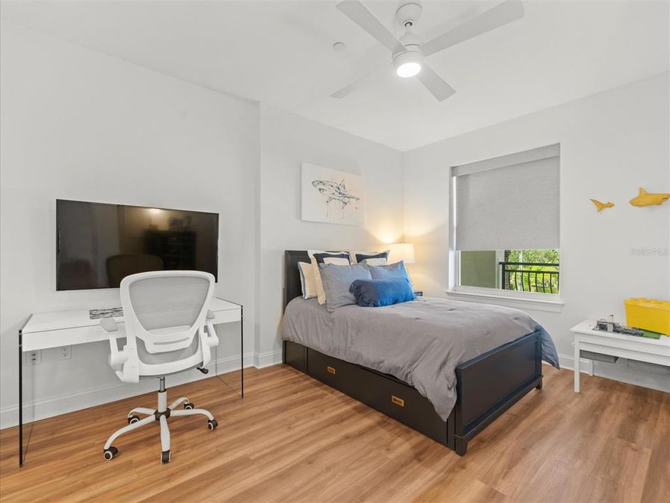 Activo con contrato: $4,500 (3 camas, 3 baños, 2491 Pies cuadrados)