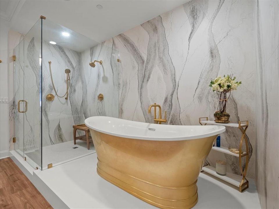 Activo con contrato: $4,500 (3 camas, 3 baños, 2491 Pies cuadrados)