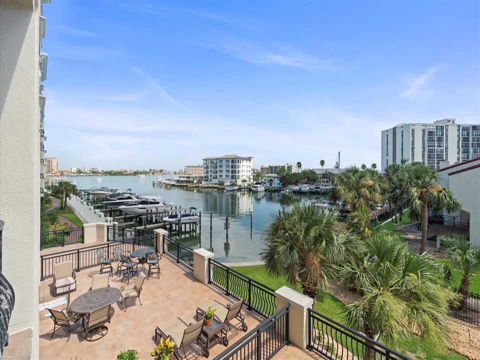 Activo con contrato: $4,500 (3 camas, 3 baños, 2491 Pies cuadrados)