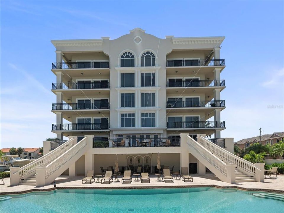 Activo con contrato: $4,500 (3 camas, 3 baños, 2491 Pies cuadrados)