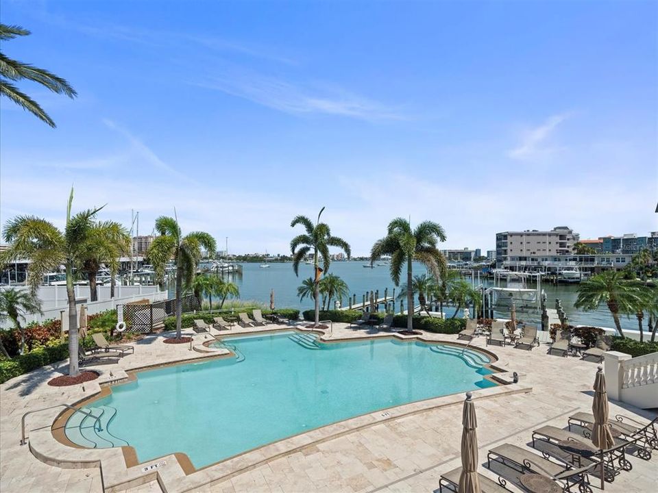 Activo con contrato: $4,500 (3 camas, 3 baños, 2491 Pies cuadrados)