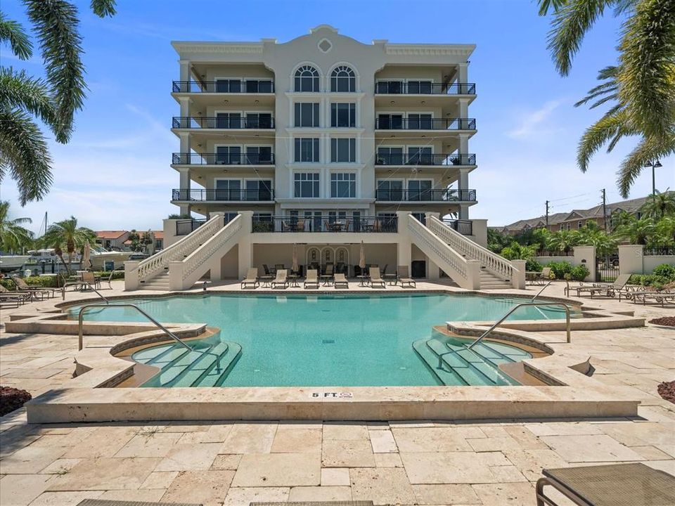 Activo con contrato: $4,500 (3 camas, 3 baños, 2491 Pies cuadrados)