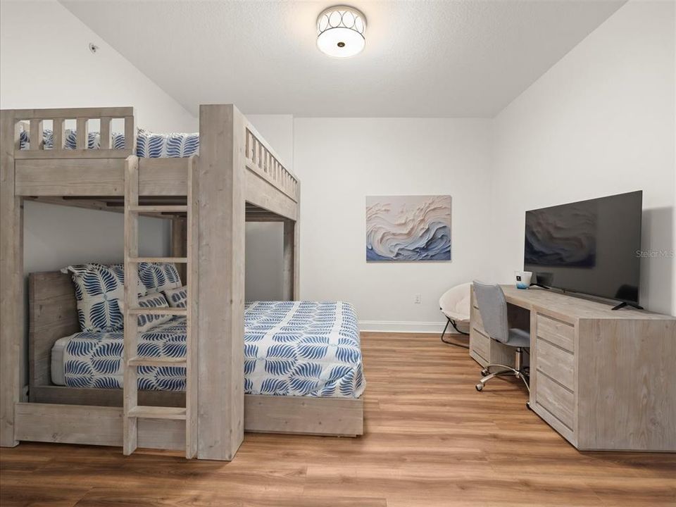 Activo con contrato: $4,500 (3 camas, 3 baños, 2491 Pies cuadrados)