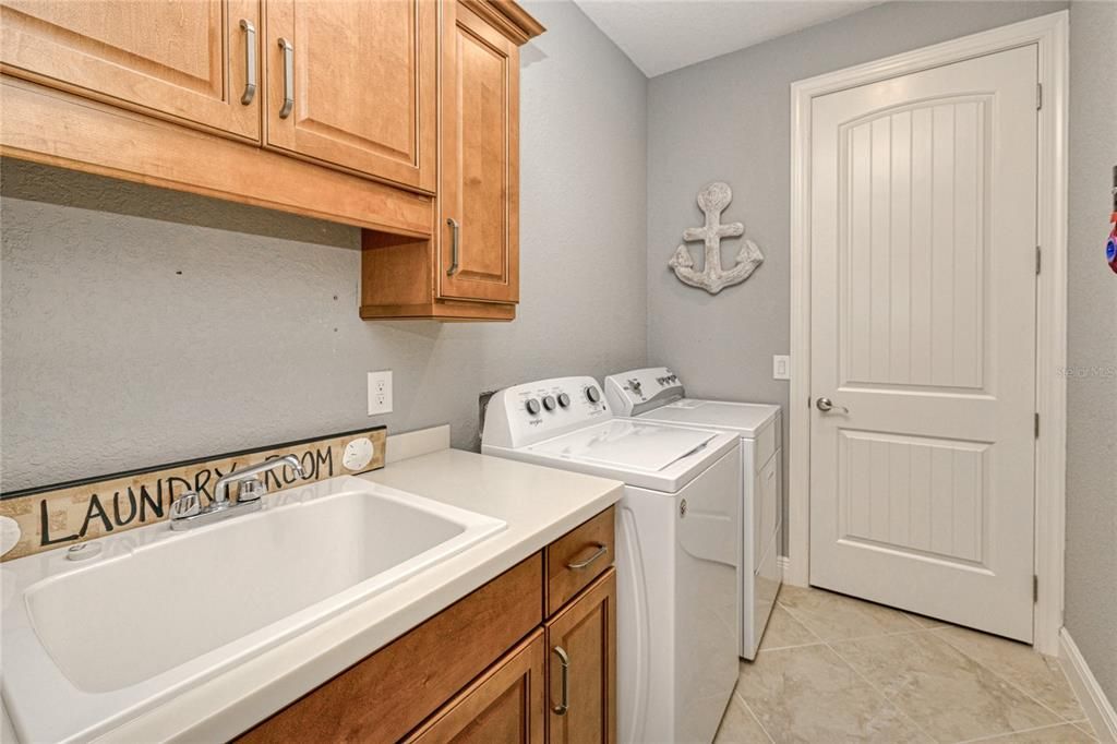 На продажу: $715,000 (3 спален, 2 ванн, 2024 Квадратных фут)