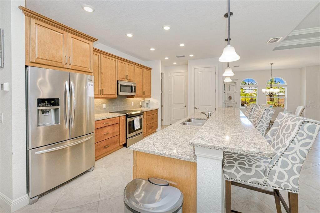 На продажу: $715,000 (3 спален, 2 ванн, 2024 Квадратных фут)