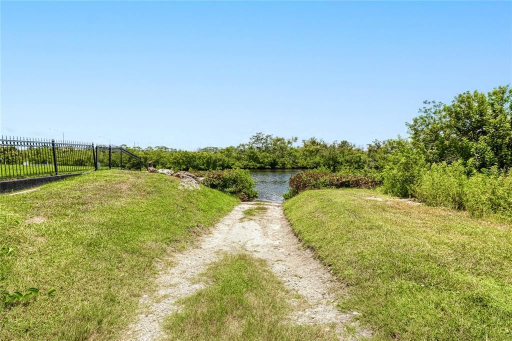 На продажу: $715,000 (3 спален, 2 ванн, 2024 Квадратных фут)