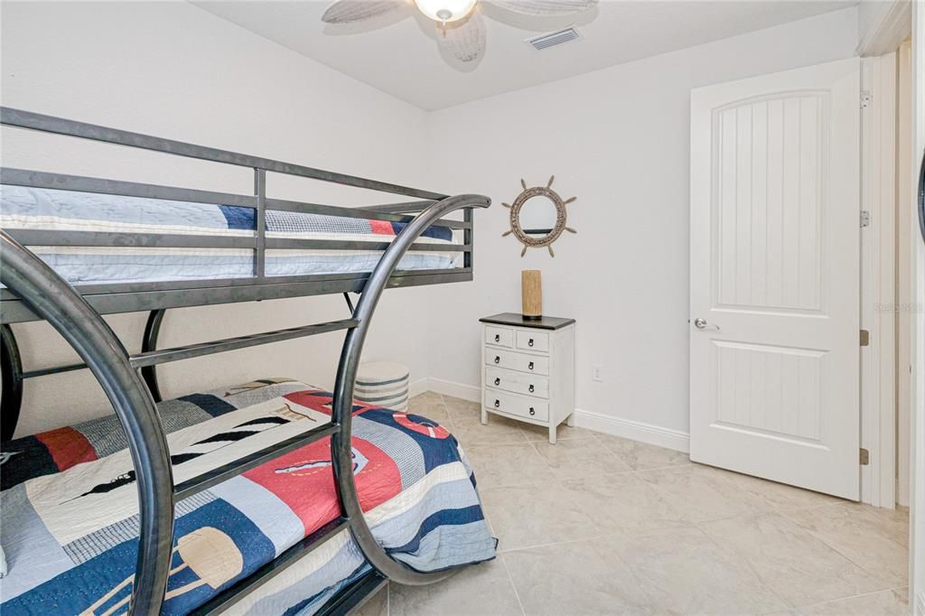 На продажу: $715,000 (3 спален, 2 ванн, 2024 Квадратных фут)