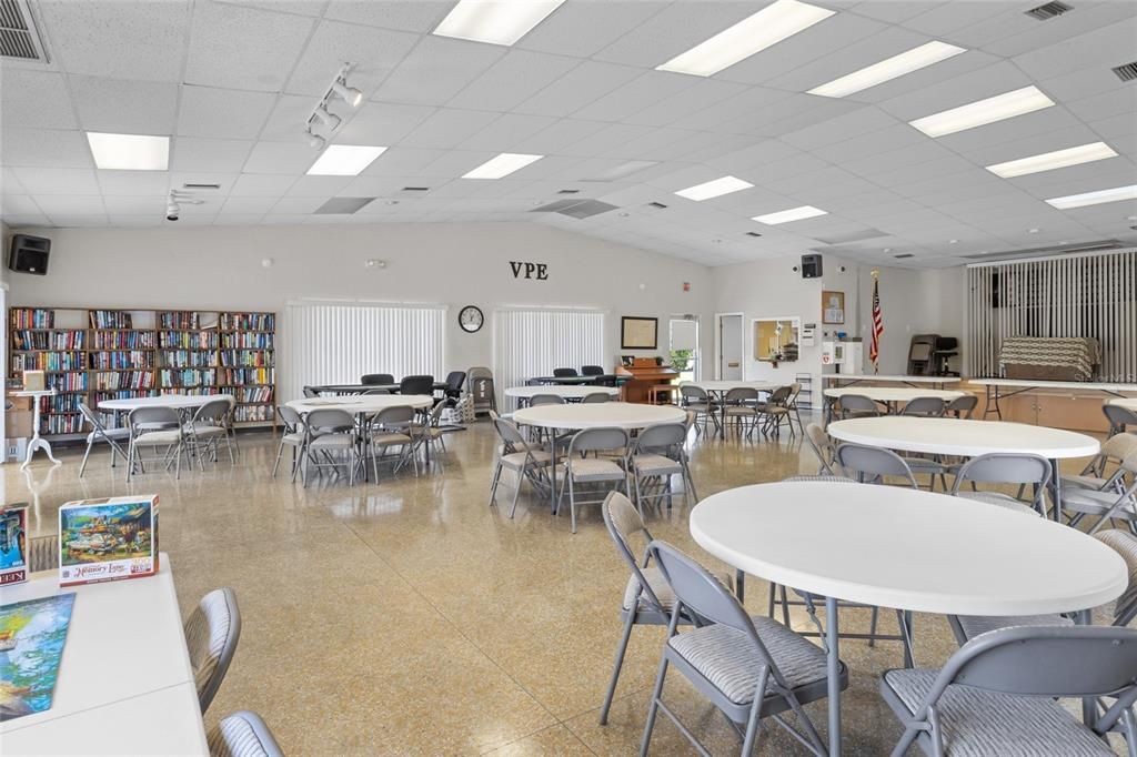 合同活跃: $149,900 (2 贝兹, 2 浴室, 959 平方英尺)