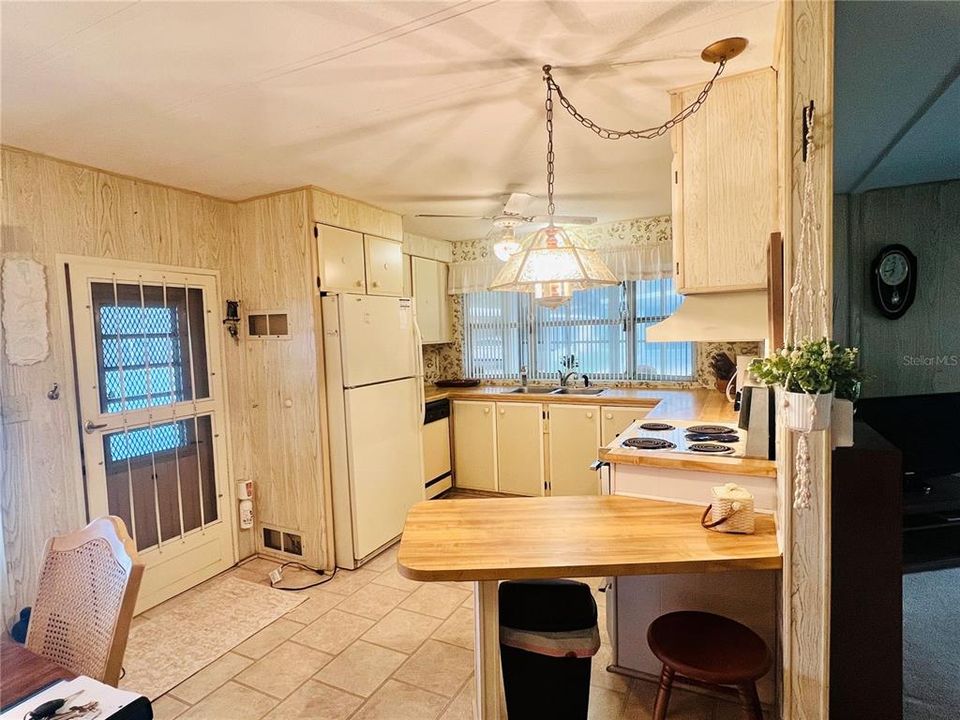 合同活跃: $149,900 (2 贝兹, 2 浴室, 959 平方英尺)