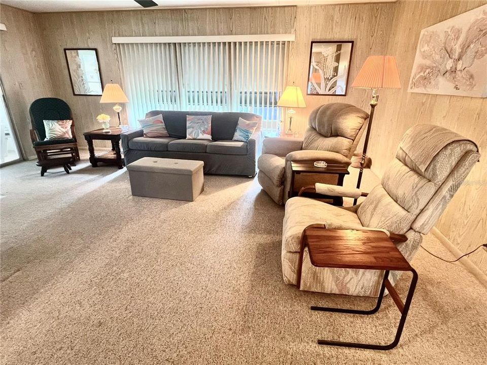 合同活跃: $149,900 (2 贝兹, 2 浴室, 959 平方英尺)