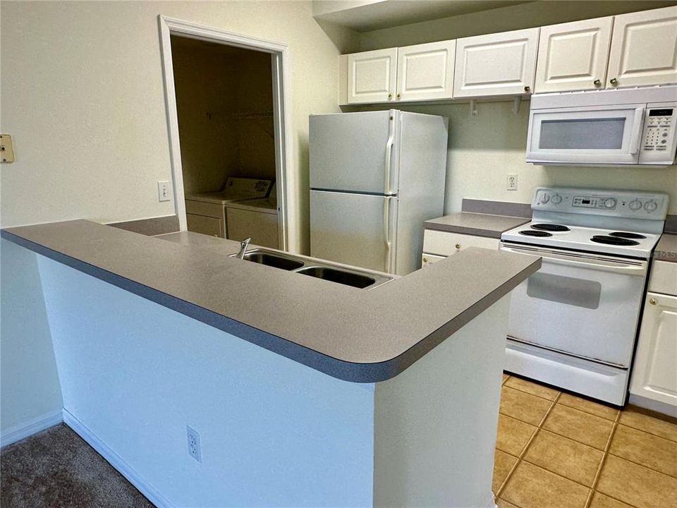 Active With Contract: $1,195 (1 beds, 1 baths, 899 Square Feet)