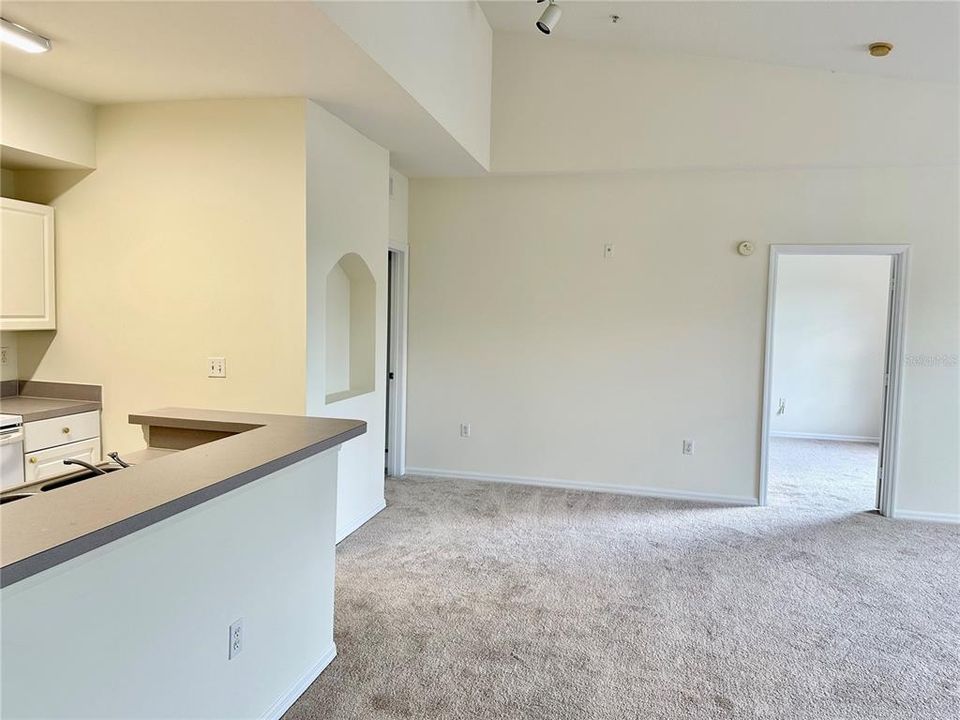 Active With Contract: $1,195 (1 beds, 1 baths, 899 Square Feet)