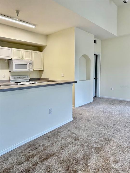 Active With Contract: $1,195 (1 beds, 1 baths, 899 Square Feet)