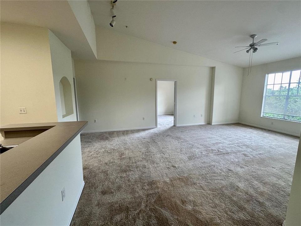 Active With Contract: $1,195 (1 beds, 1 baths, 899 Square Feet)