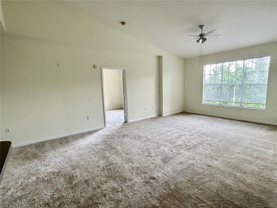 Active With Contract: $1,195 (1 beds, 1 baths, 899 Square Feet)