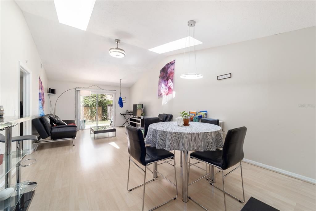 En Venta: $175,000 (2 camas, 2 baños, 1051 Pies cuadrados)