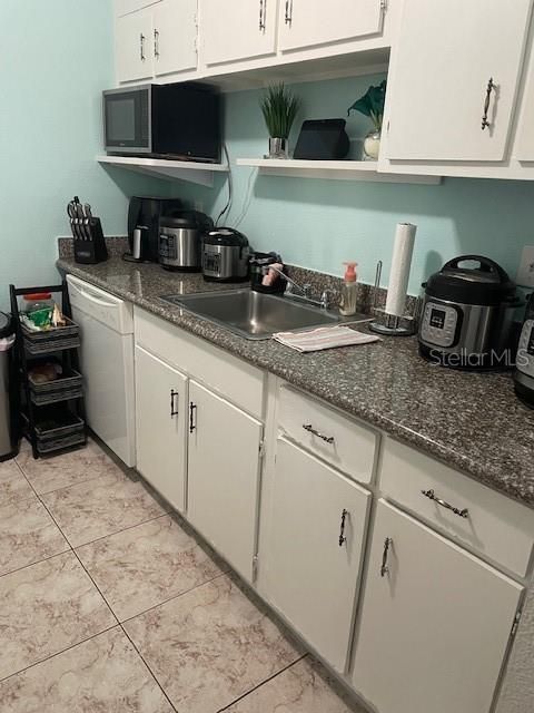 待售: $129,000 (2 贝兹, 1 浴室, 960 平方英尺)