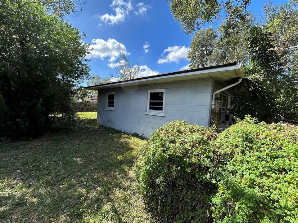 Под контрактом: $250,000 (2 спален, 1 ванн, 840 Квадратных фут)