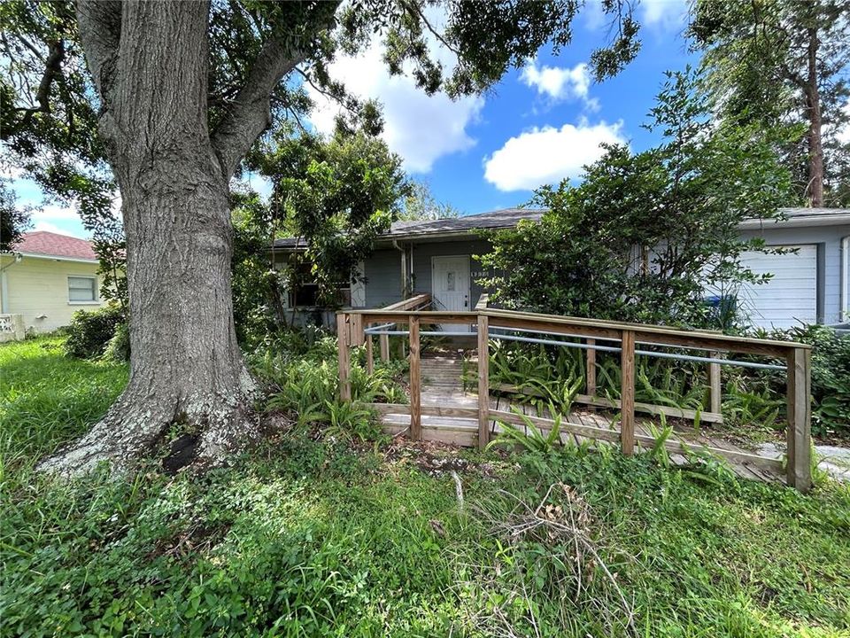 Под контрактом: $250,000 (2 спален, 1 ванн, 840 Квадратных фут)