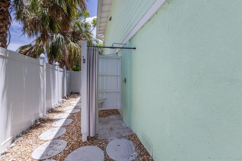 For Sale: $1,799,000 (3 beds, 2 baths, 1447 Square Feet)