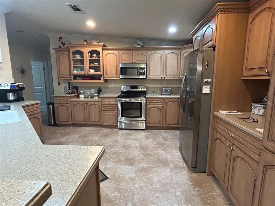 Под контрактом: $399,900 (3 спален, 2 ванн, 1800 Квадратных фут)