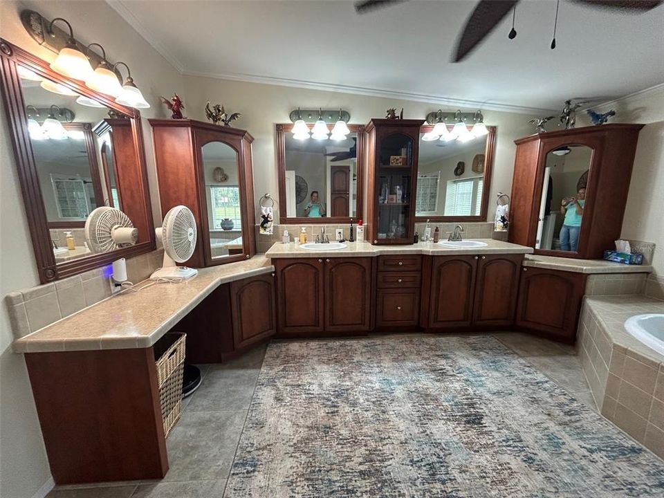 Под контрактом: $399,900 (3 спален, 2 ванн, 1800 Квадратных фут)