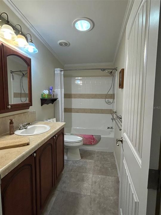 Под контрактом: $399,900 (3 спален, 2 ванн, 1800 Квадратных фут)