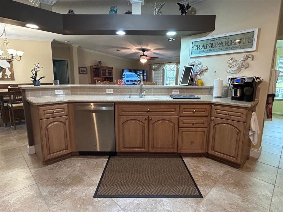 Под контрактом: $399,900 (3 спален, 2 ванн, 1800 Квадратных фут)