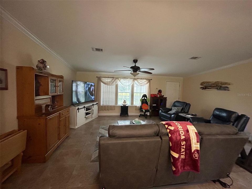 Под контрактом: $399,900 (3 спален, 2 ванн, 1800 Квадратных фут)