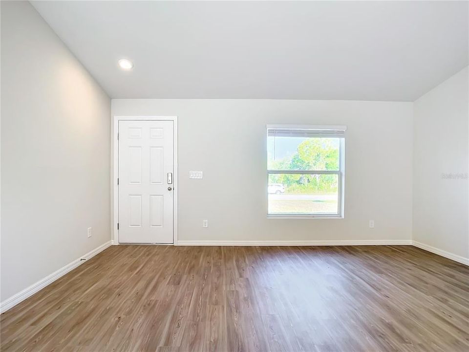 合同活跃: $285,000 (4 贝兹, 2 浴室, 1617 平方英尺)