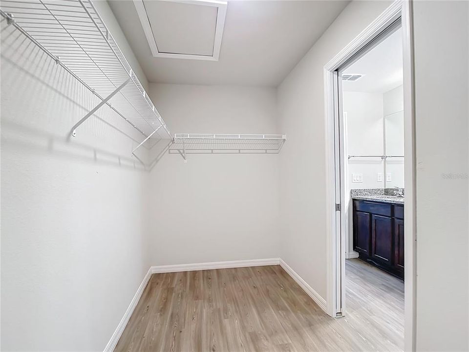 合同活跃: $285,000 (4 贝兹, 2 浴室, 1617 平方英尺)