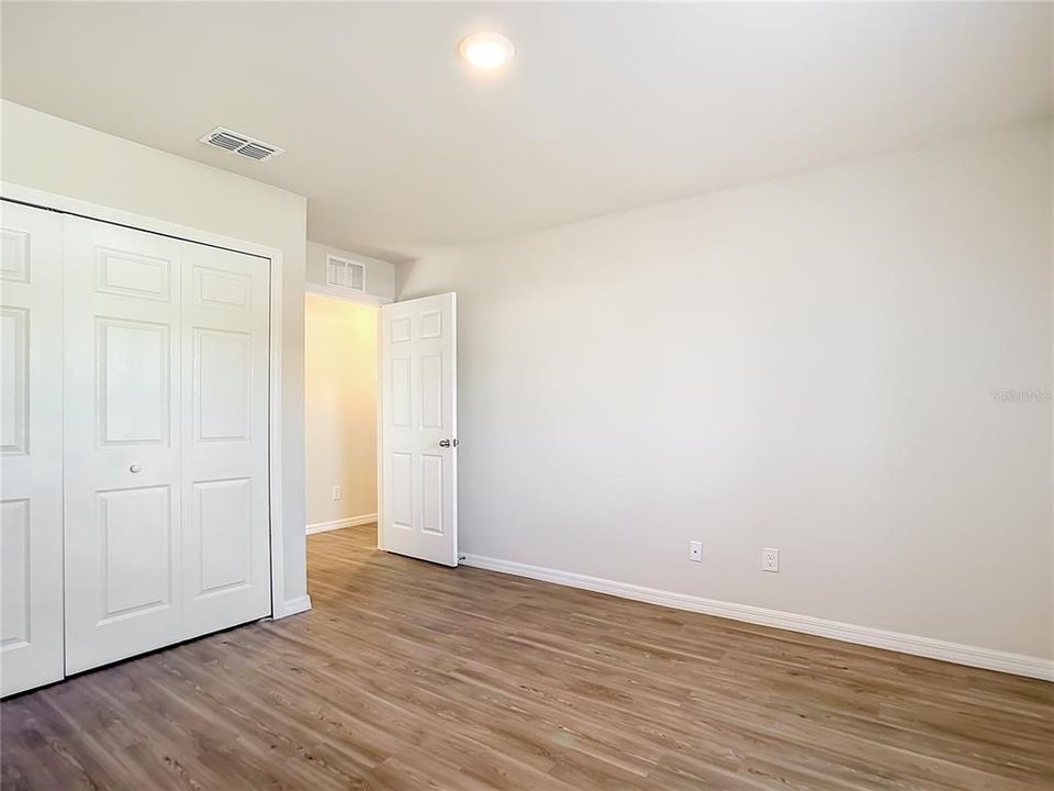 合同活跃: $285,000 (4 贝兹, 2 浴室, 1617 平方英尺)