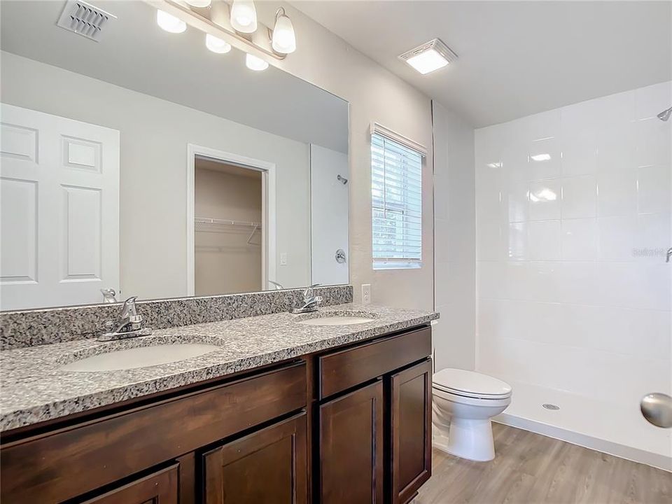 合同活跃: $285,000 (4 贝兹, 2 浴室, 1617 平方英尺)