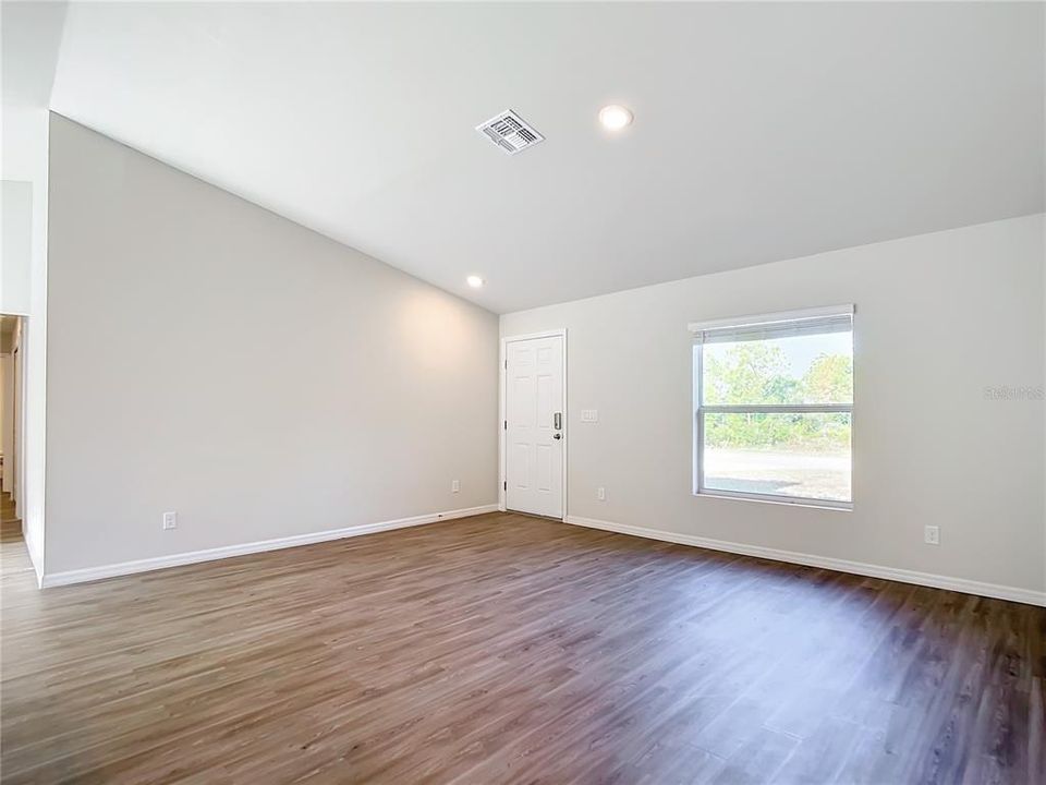 合同活跃: $285,000 (4 贝兹, 2 浴室, 1617 平方英尺)