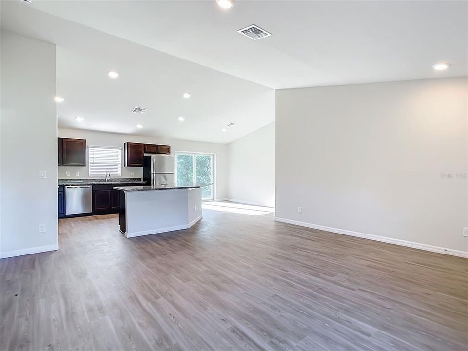 合同活跃: $285,000 (4 贝兹, 2 浴室, 1617 平方英尺)