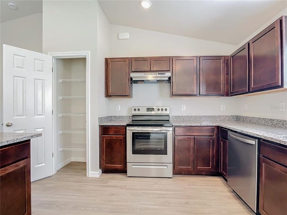 合同活跃: $285,000 (4 贝兹, 2 浴室, 1617 平方英尺)