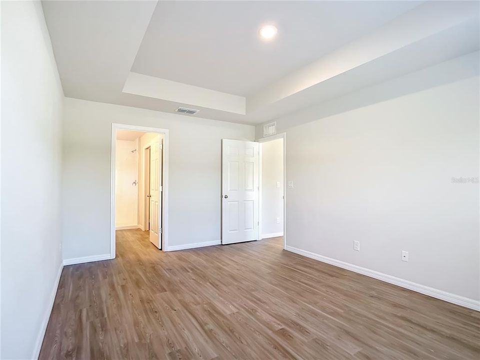 合同活跃: $285,000 (4 贝兹, 2 浴室, 1617 平方英尺)