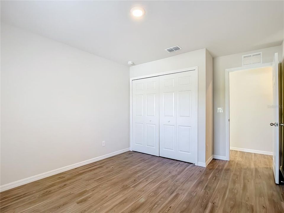 合同活跃: $285,000 (4 贝兹, 2 浴室, 1617 平方英尺)