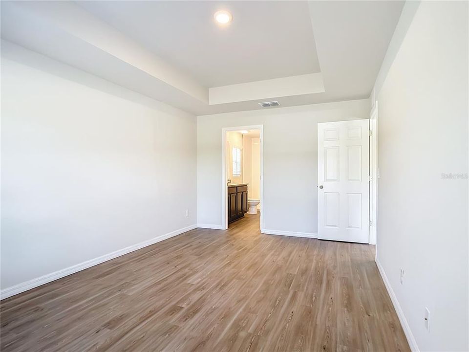 合同活跃: $285,000 (4 贝兹, 2 浴室, 1617 平方英尺)