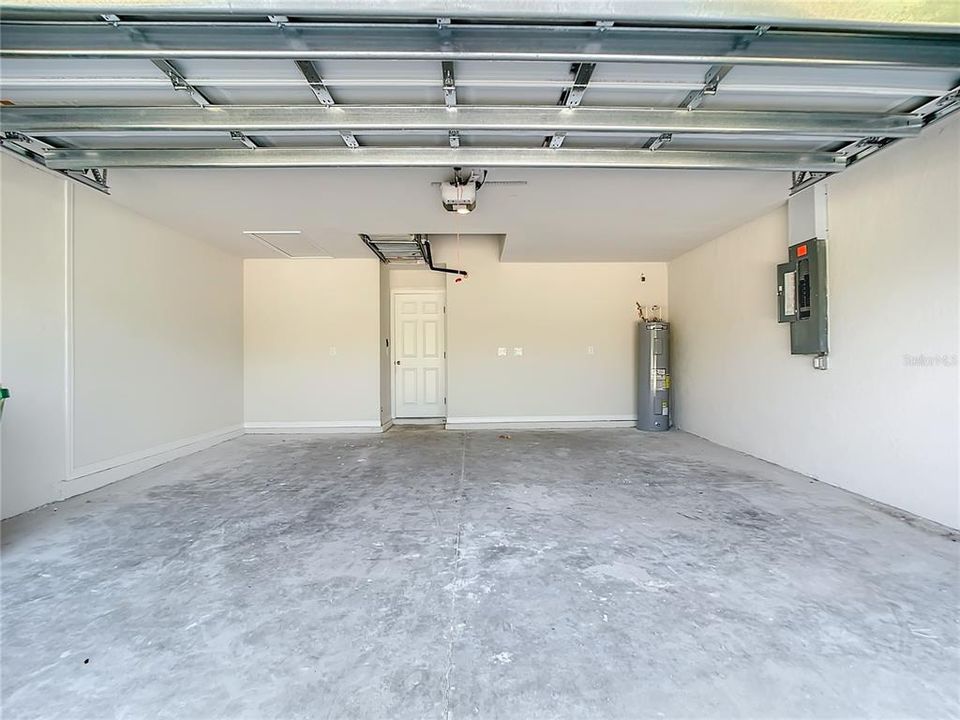 合同活跃: $285,000 (4 贝兹, 2 浴室, 1617 平方英尺)