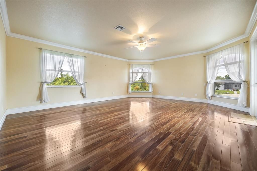 For Sale: $997,000 (4 beds, 3 baths, 4746 Square Feet)