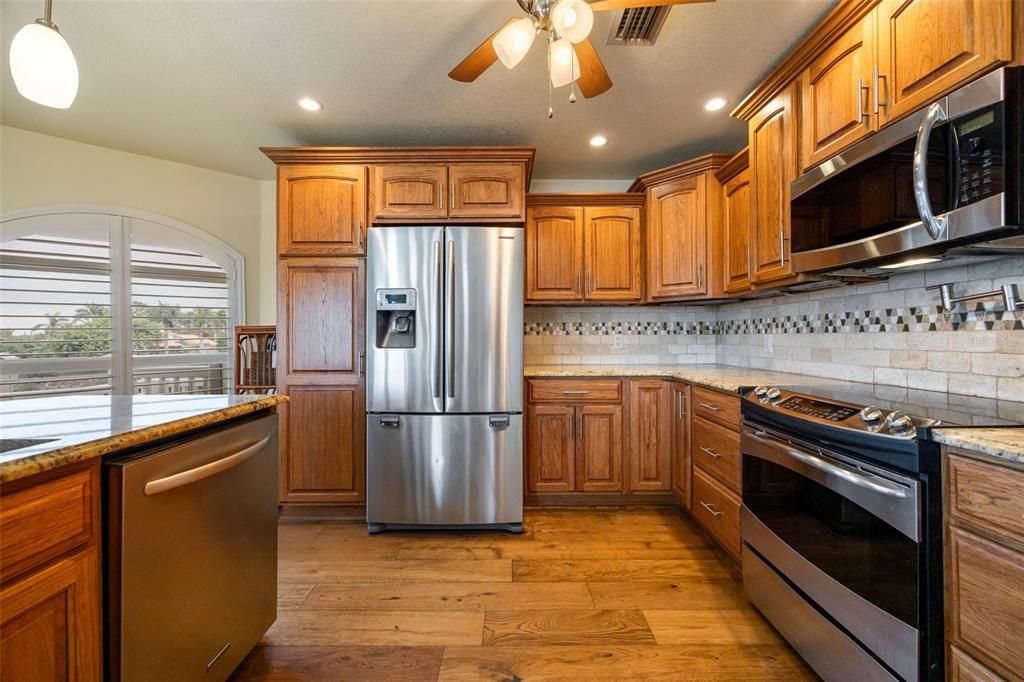 For Sale: $997,000 (4 beds, 3 baths, 4746 Square Feet)